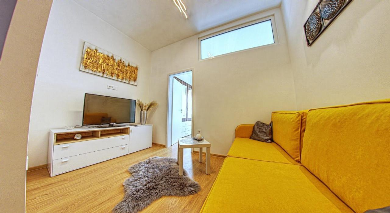 Caligula City Center Apartment Пула Экстерьер фото